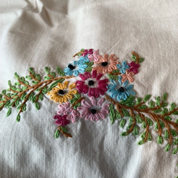 2 vintage floral embroidered pillowcases - Picture 7 of 12